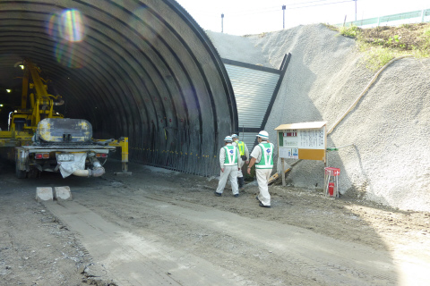 道路改築工事（2号トンネル）