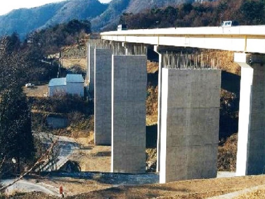 上信越自動車道　香坂川橋（下部工）工事（日本道路公団東京建設局）H11.6