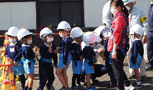 高所作業車試乗コーナー体験前の待機中