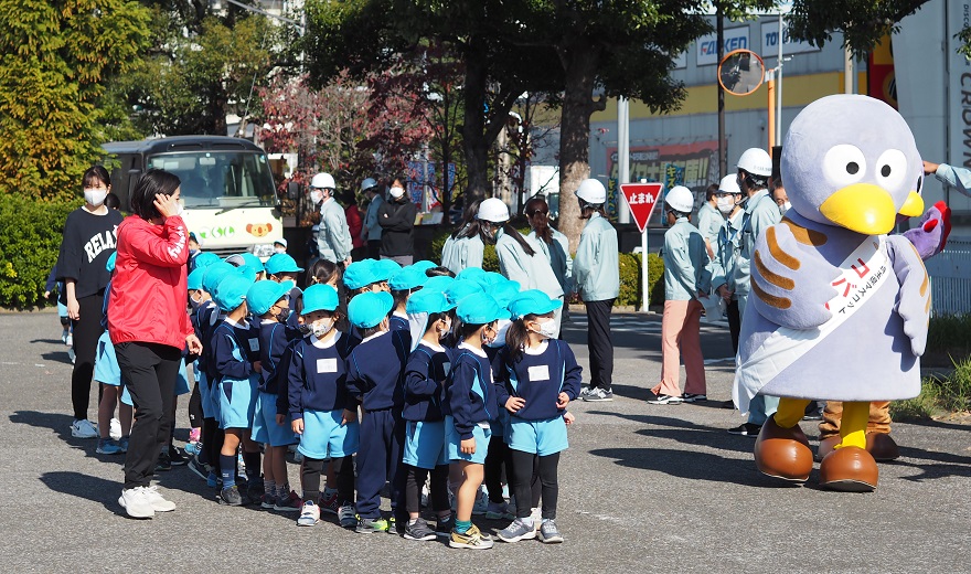 地元幼稚園の園児を出迎えるさいたま県土整備事務所職員と埼玉県マスコットのコバトン